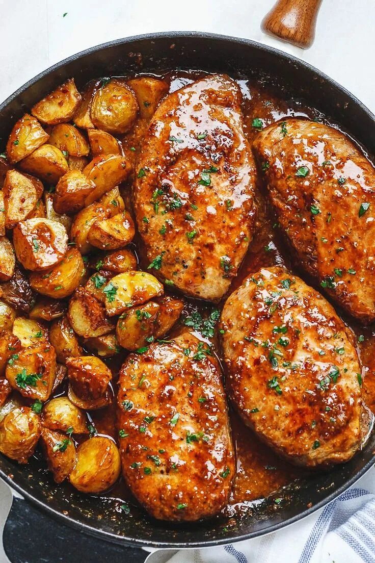 Приготовить вкусное второе блюдо с фото Honey Mustard Pork Chops and Potato Skillet Honey mustard pork chops, Pork chops