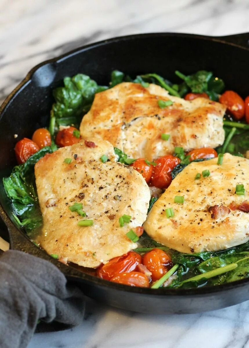 Приготовить второе блюдо фото Chicken Spinach Pancetta (Paleo); easy chicken cook on a bed of garlic and pance