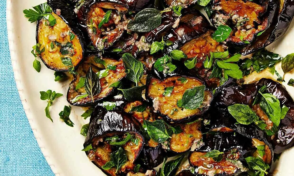 Приготовление баклажанов с фото Purple reign: Yotam Ottolenghi’s aubergine recipes Recipe Aubergine recipe, Otto