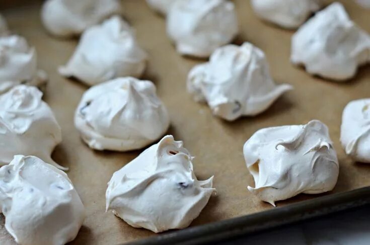 Приготовление безе фото Chocolate Chip Meringue Cookies Recipe Meringue Chocolate chip cookies, Passover