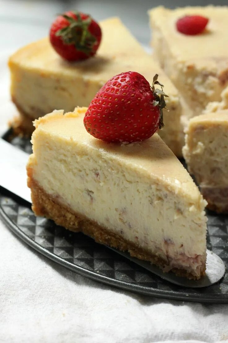 Приготовление чизкейка фото Roasted Strawberry Greek Yogurt Cheesecake - Baker by Nature Recipe Fun cheeseca