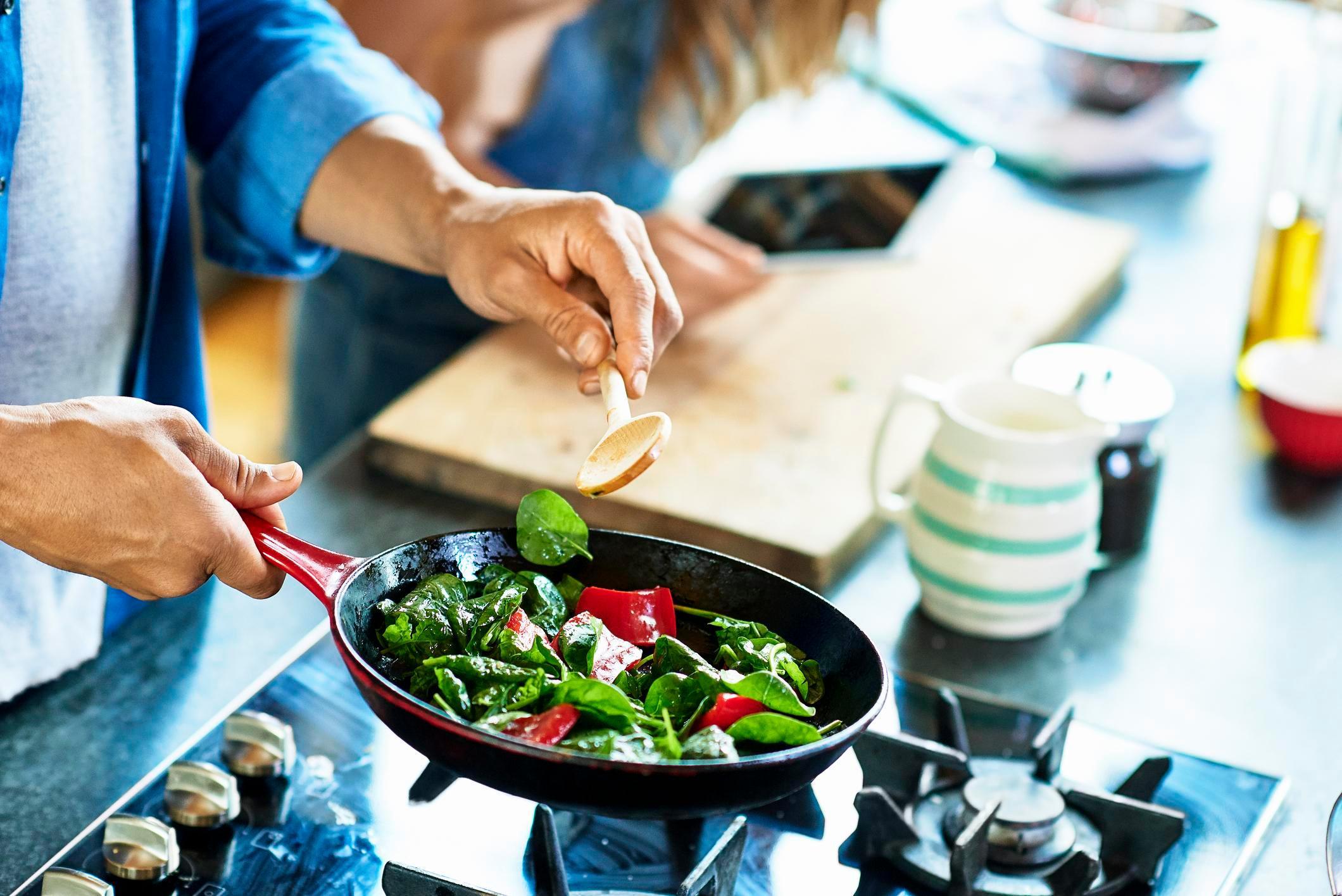 Приготовление еды фото Your non-stick frying pan could be making you FAT - as chemicals found in the ut