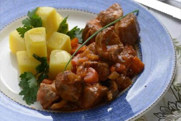 Приготовление гуляша фото Pork goulash with steamed potatoes - recipe (REDMOND RMC-M20, RMC-M10, RMC-M30)