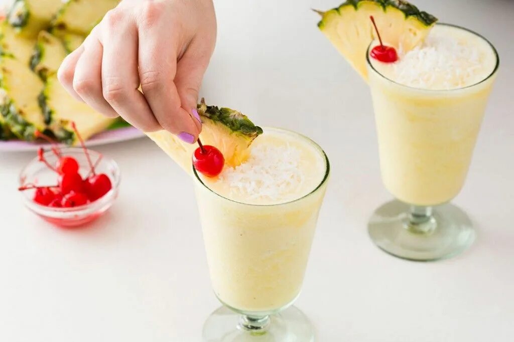 Приготовление коктейлей фото Piña Colada - smoothie cu aromă de iubire Recipes, Pina colada recipe, Pina cola