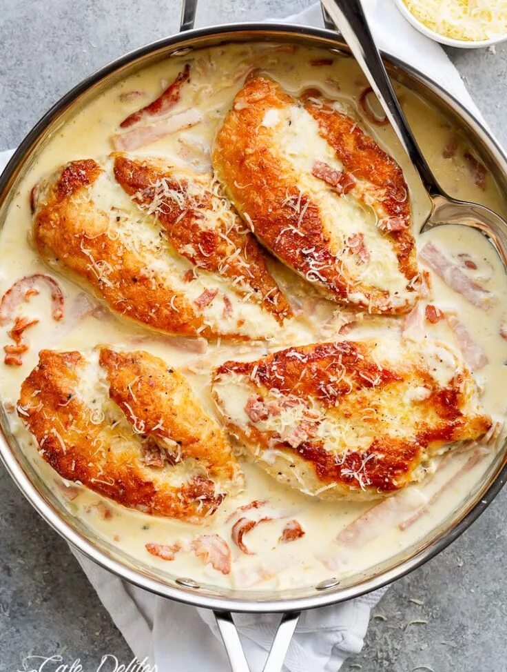 Приготовление куриного филе с фото Creamy Parmesan Carbonara Chicken is the ultimate twist! Crispy, golden chicken 