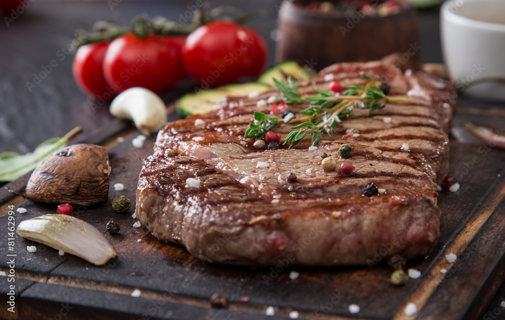 Приготовление мяса фото Beef rump steak on black stone table Фотографія Stock Adobe Stock