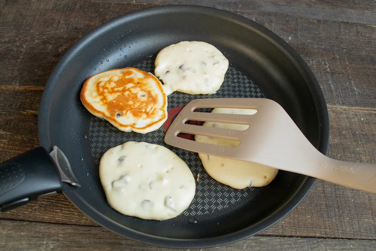 Приготовление оладий фото Вкусные оладушки на простокваше с финиками и изюмом. Пошаговый рецепт с фото - Б