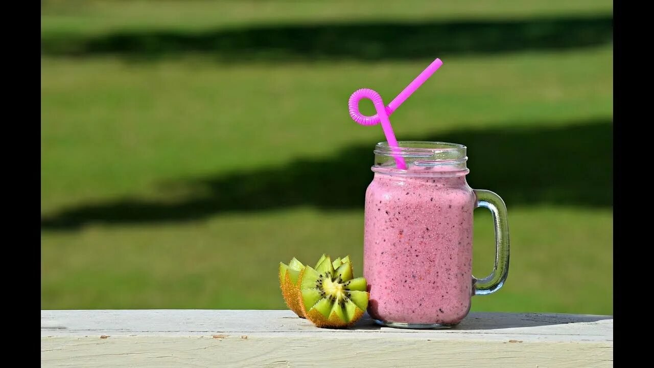 Приготовление смузи фото How to make a Banana Berry Kale smoothie like a BOSS! - YouTube