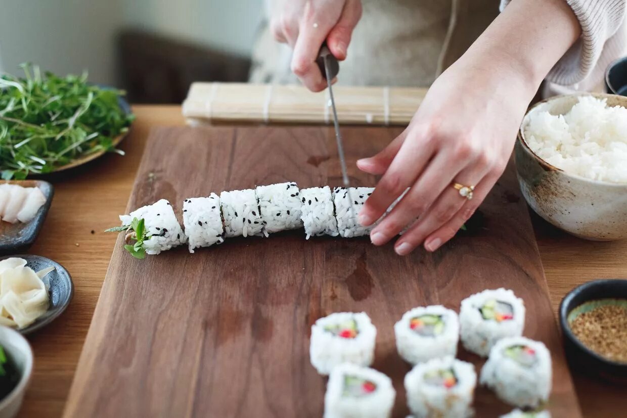 Приготовление суши фото рецепт DIY Homemade Sushi Recipe Homemade sushi, Sushi at home, Diy sushi