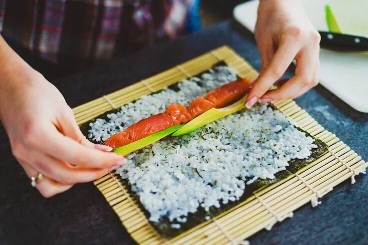 Приготовление суши в домашних условиях фото Make Your Own Sushi Showfields eats pulsd