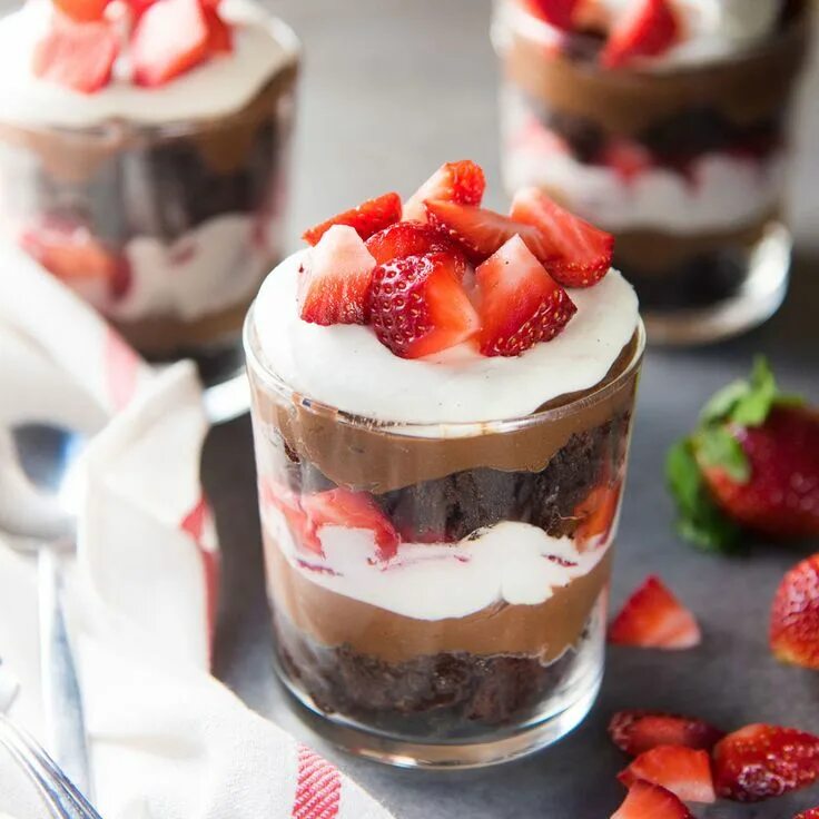 Приготовление трайфлов пошагово с фото в домашних Image result for trifle Strawberry granola, Granola parfait, Yogurt and granola