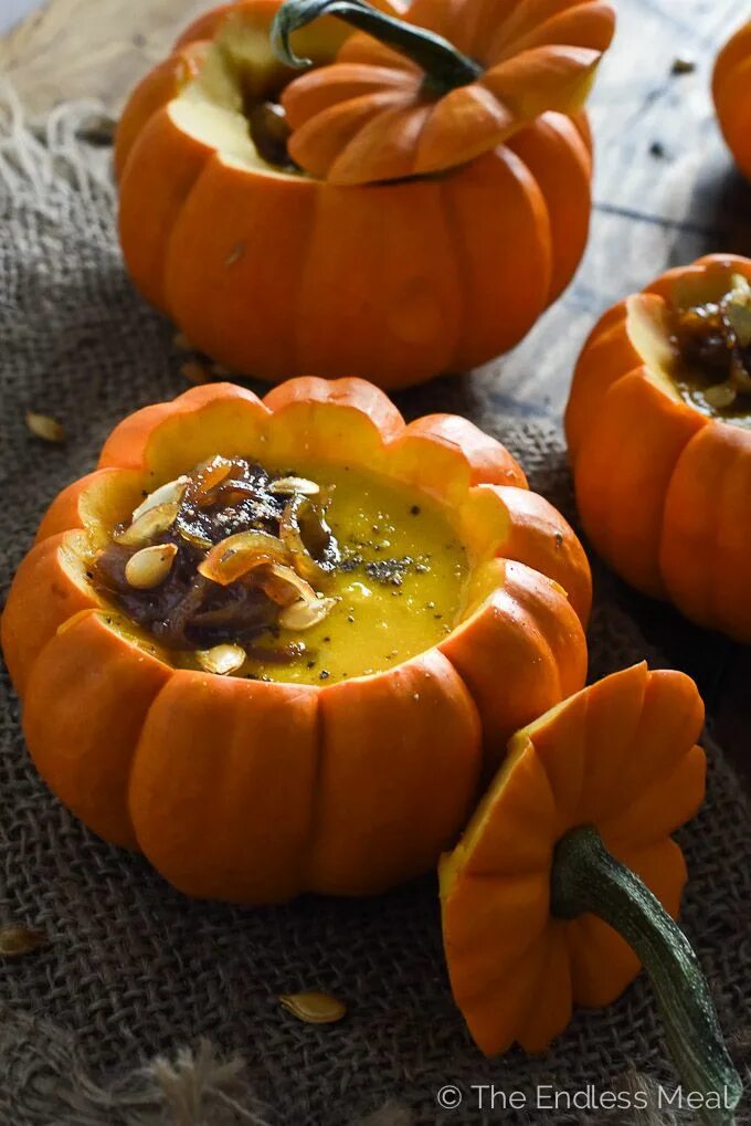 Приготовление тыквы фото SAVE FOR LATER! Curried pumpkin soup with maple ginger caramelized onions is a d