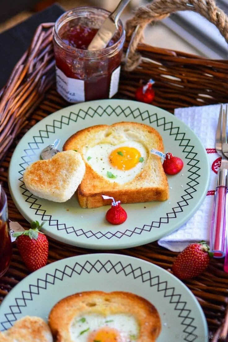 Приготовление завтрака фото Sunny Side up Egg-Heart Toasts For Valentine's Day Breakfast Recipe ChefDeHome.c