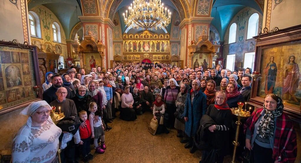 Прихожане храма фото Прихожане храма Валаамского подворья в Москве с трудом уместились на одном фото 