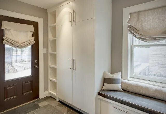 Прихожая дизайн в доме с окном gray paint Mudroom design, Laundry room design, Mudroom organization