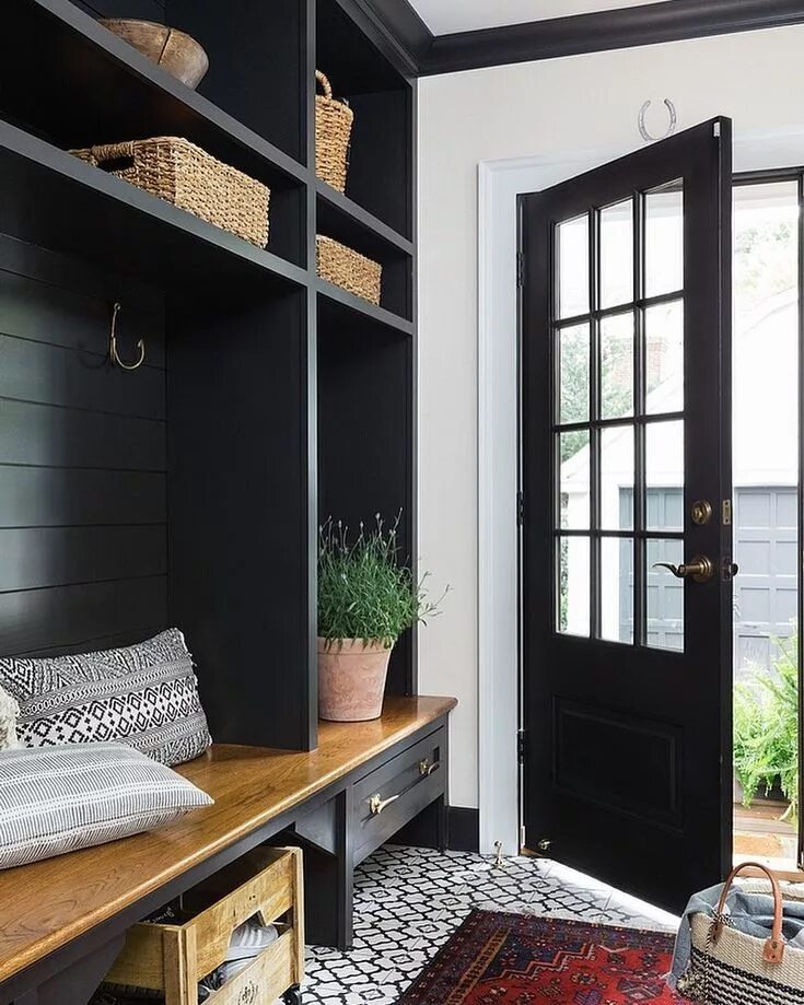 Прихожая фото внутренний дизайн Home Bunch on Instagram: "Perfectly-designed #mudroom. I wouldn't change a thing