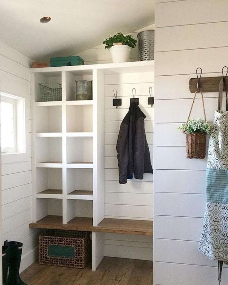 Прихожая фото внутренний дизайн 35+ Amazing Farmhouse Entryway Mudroom Design Ideas Mudroom laundry room, Mudroo