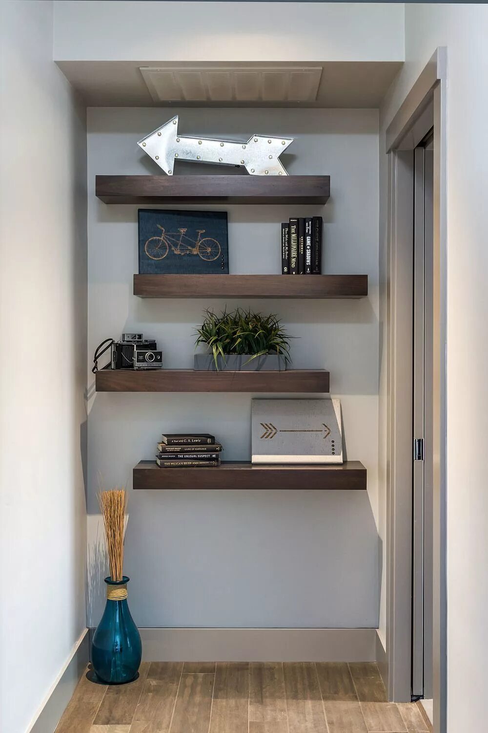 Прихожая интерьер полки Jordan Iverson Signature Homes - Custom floating shelves make a hallway interest