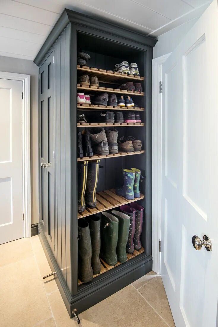 Прихожая кладовка фото Contemporary Farmhouse - Thomas & Thomas #bootroom #mudroom #bootroomideas #coun