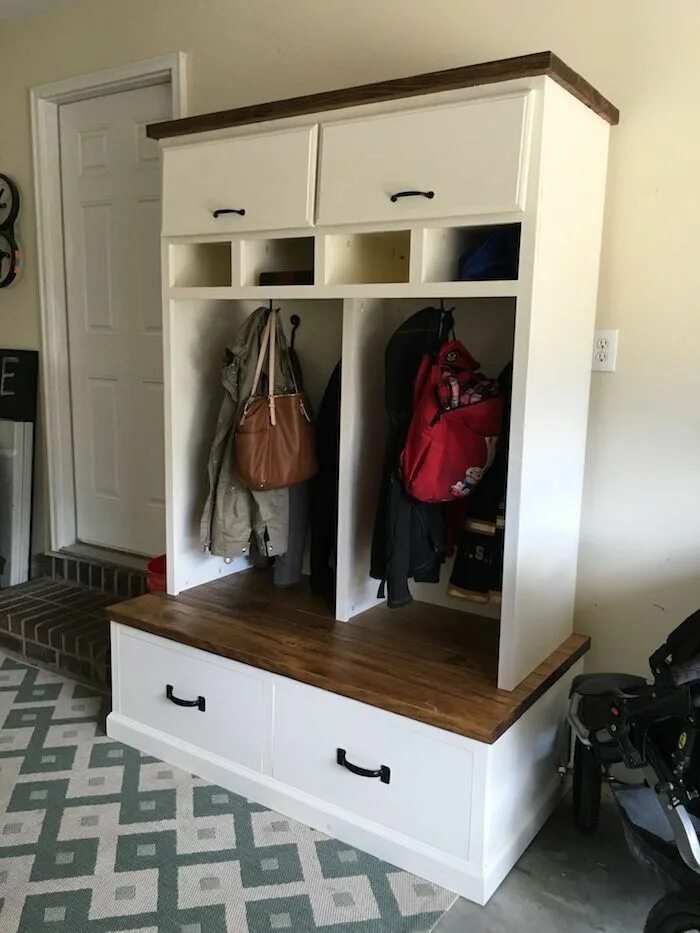 Прихожая сделать своими руками фото Mudroom Lockers with Bench Free DIY Plans Mudroom lockers, Diy home decor, Diy f