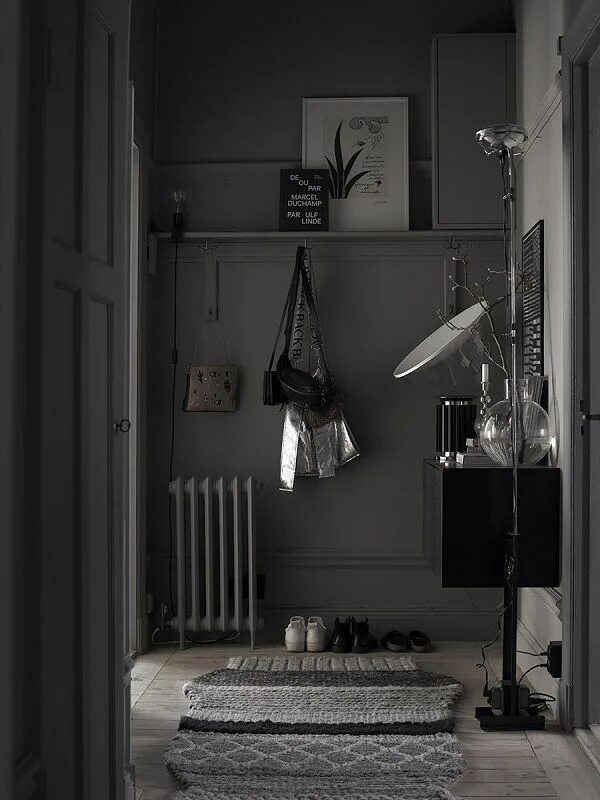 Прихожая серого цвета фото в интерьере La casa dark di Lotta Agaton - Interior Break Swedish interior, Dark interiors, 