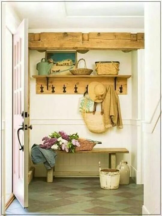 Прихожая своими руками на дачу This is just so homely, I love the bench. Home, Decor, Small entryways