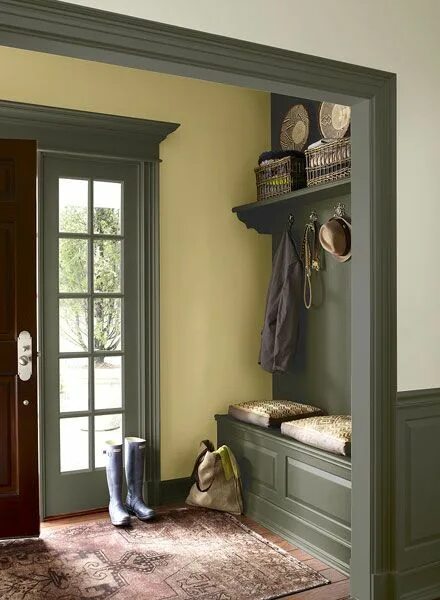 Прихожая в оливковом цвете интерьер love this color!! Trim is Benjamin Moore Gloucester Sage. Entry is Benjamin Moor