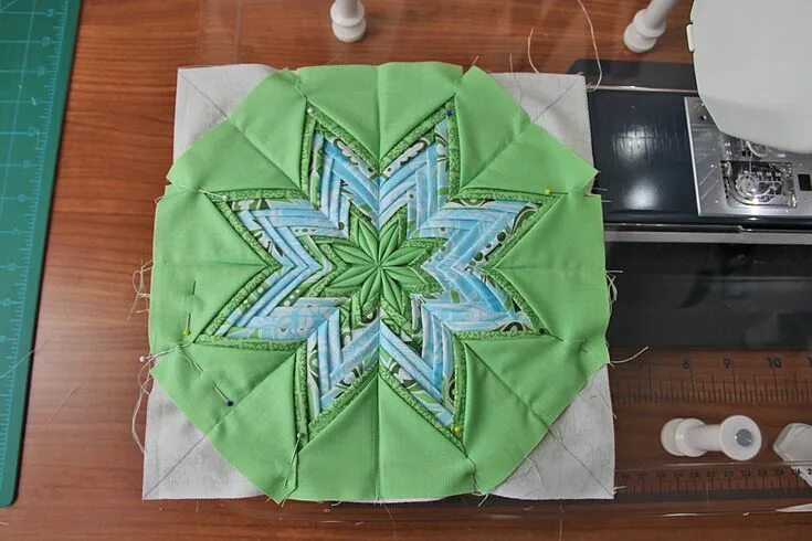 Прихватки артишок из лоскутков своими руками выкройки Dresden Plate Quilt Block Tutorial Fancy folds, Star quilt patterns, Star quilt 