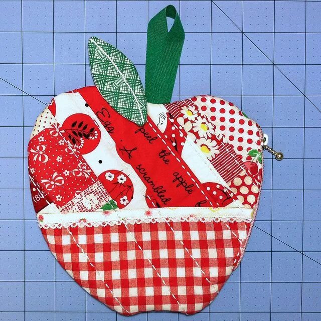 Прихватки своими руками схемы First Apple Pouch - 7.5" w. Quilting projects, Mug rugs, Quilt patterns