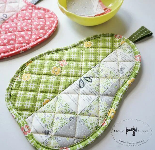 Прихватки своими руками выкройки фото These Charming Pot Holders Finish Up Quickly - Quilting Digest Pot holders, Sewi