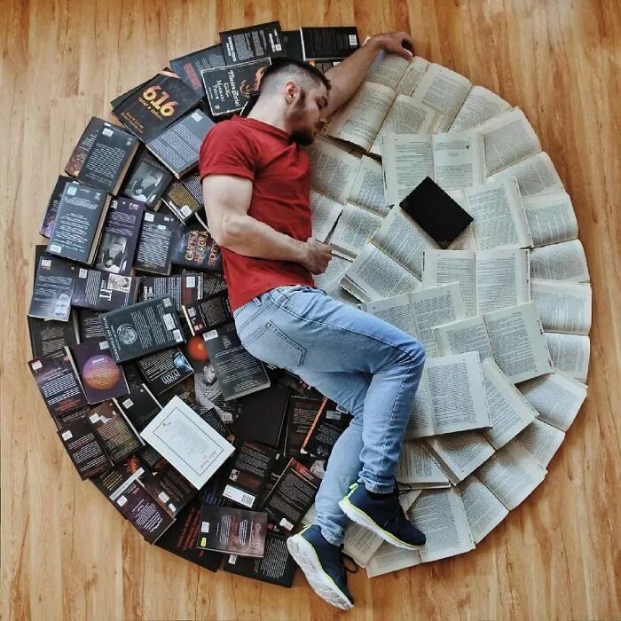 Прикольная идея для фото дома Book-Loving Guy Turns His Massive Library Into Art And His 120k Instagram Follow