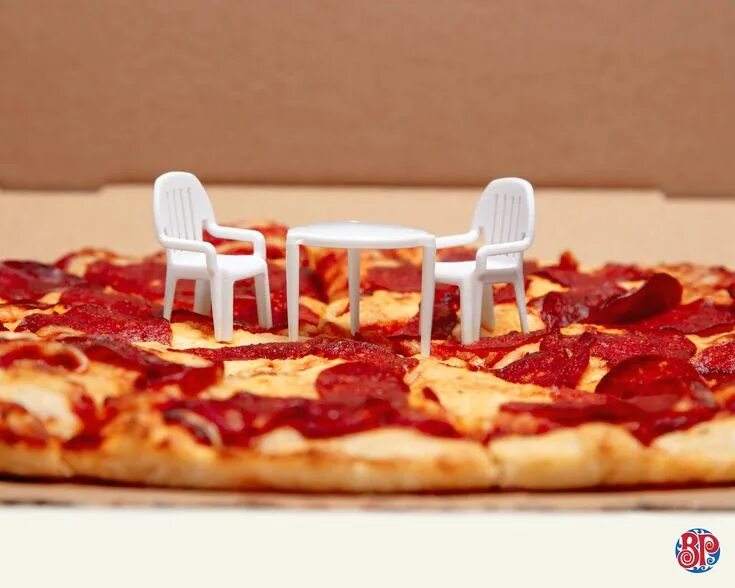 Прикольное фото пиццы Boston Pizza - Miniature Patio Set on Packaging of the World - Creative Package 