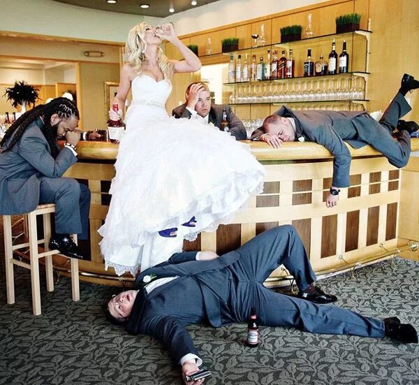 Прикольное фото со свадеб To Make Your Wedding Unforgettable: 30 Super Fun Wedding Photo Ideas Funny weddi