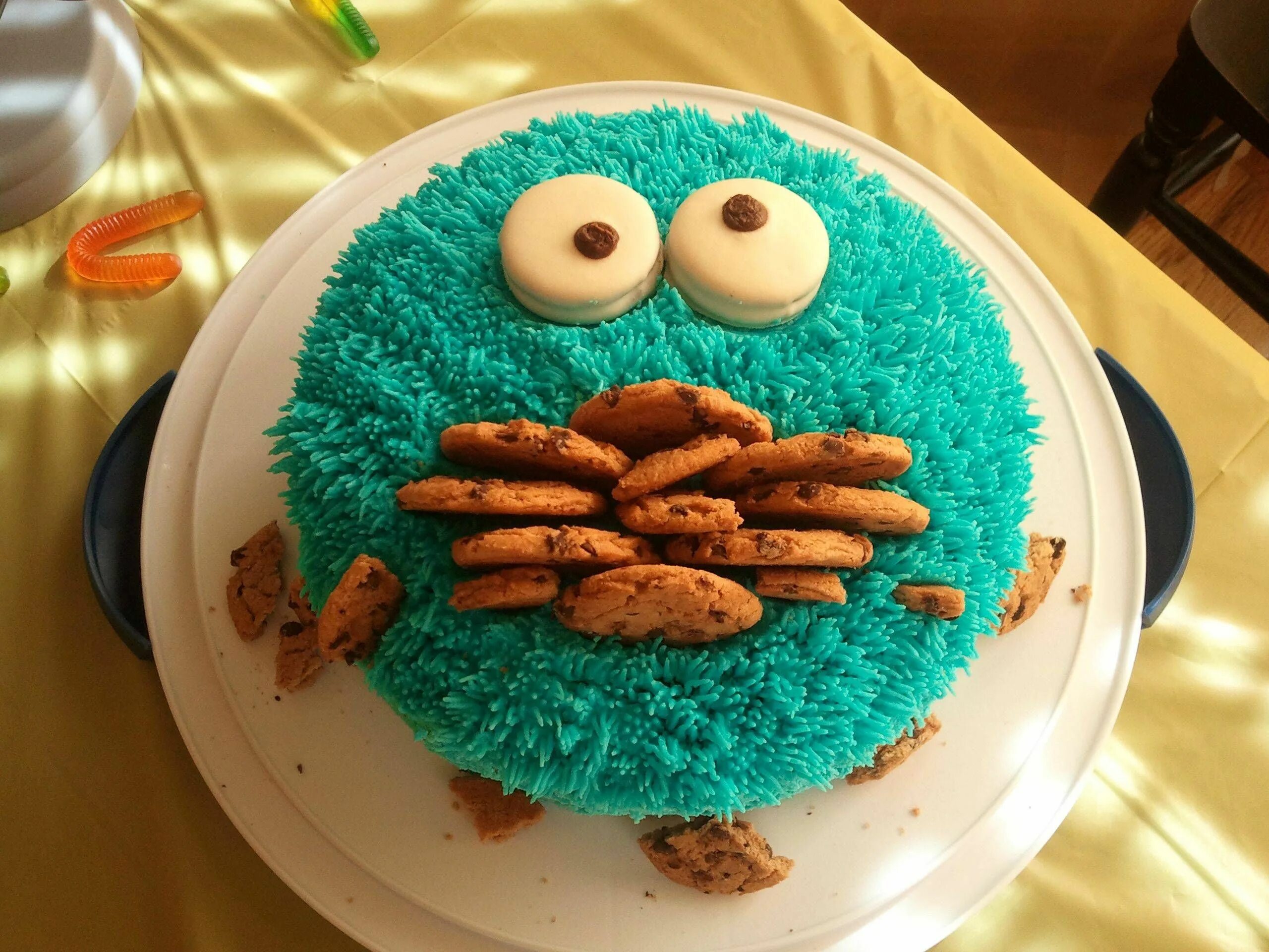 Прикольное оформление торта Haha - love this take on Cookie Monster #cake - very creative Amazing cakes, Yum