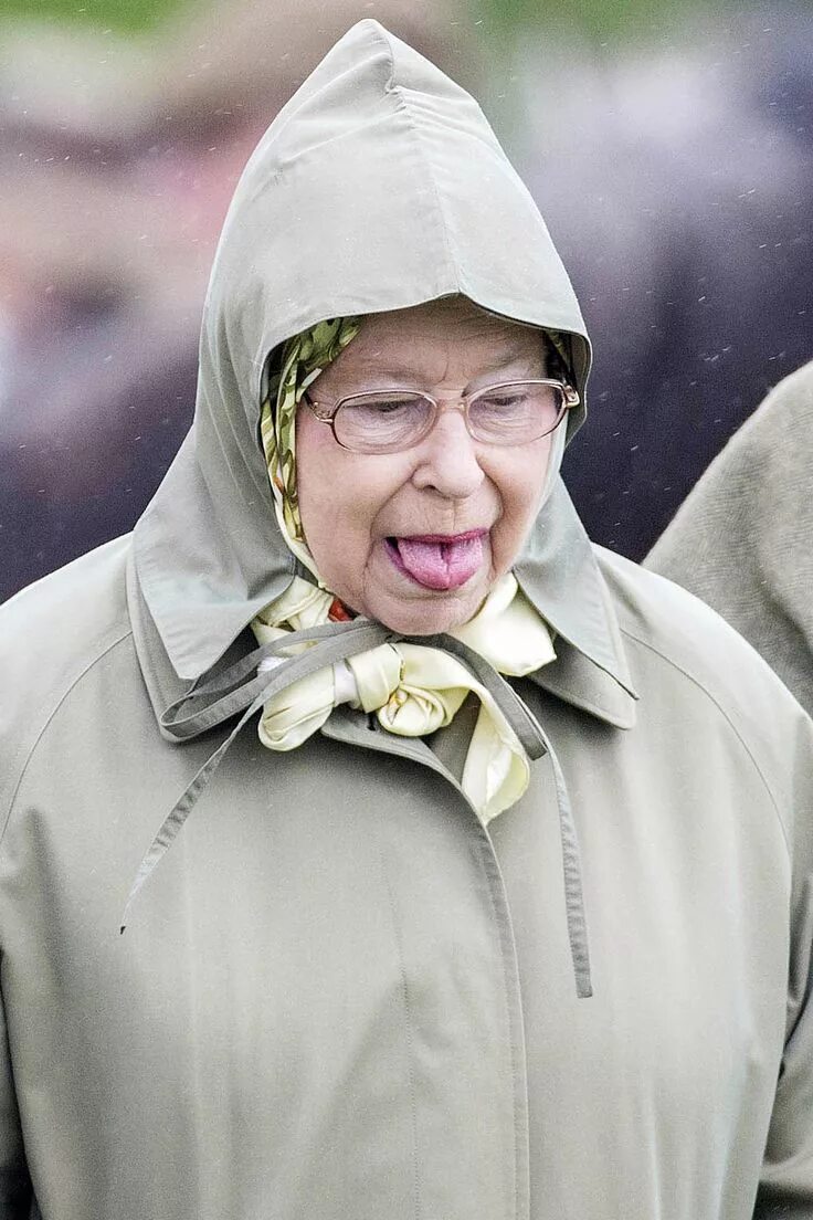 Прикольные фото королева 15 Hilariously Adorable Photos of the Royal Family Sticking Their Tongues Out Ro