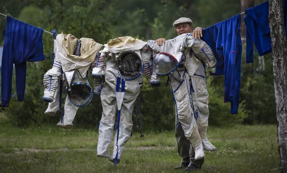 Прикольные фото космонавтов The Big Picture: How astronauts keep things clean