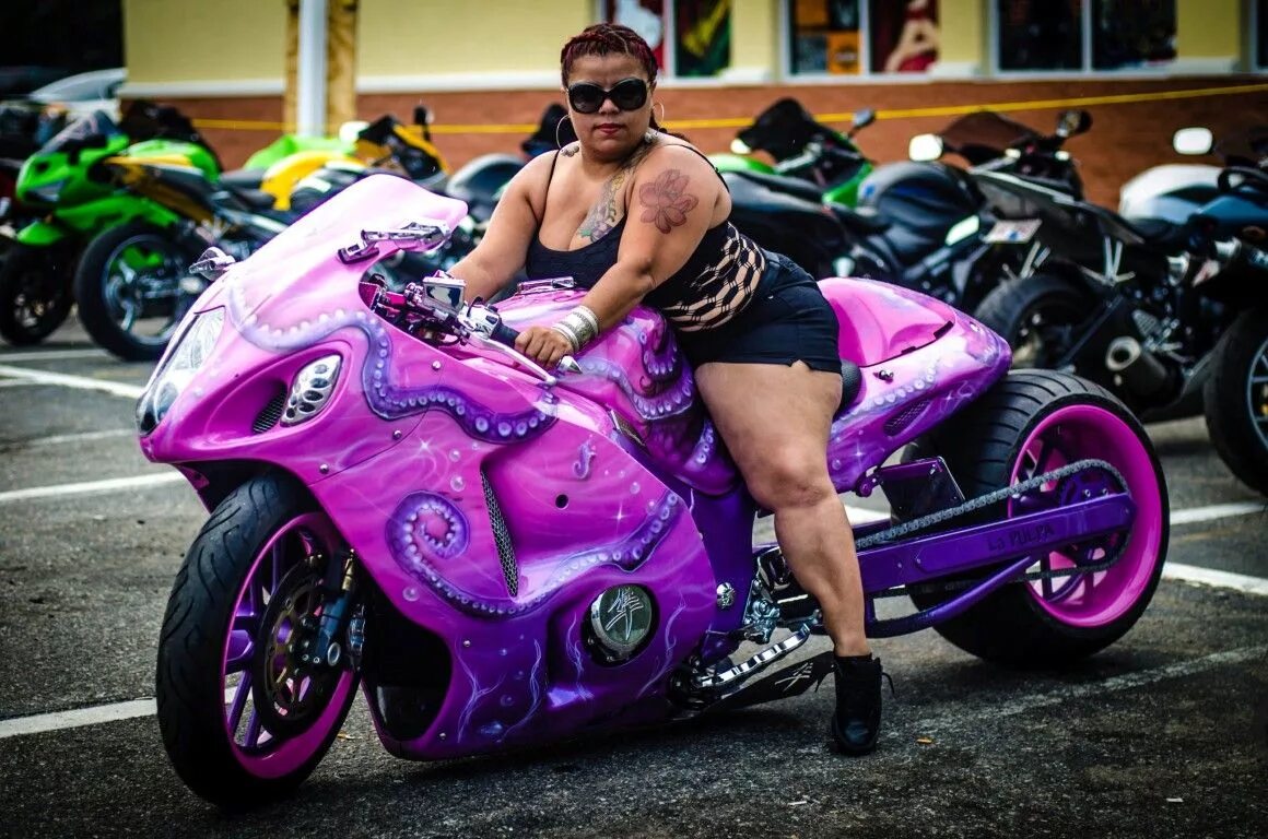 Прикольные фото с мотоциклом Pink Octopus Bike week, Black bike, Beach bike