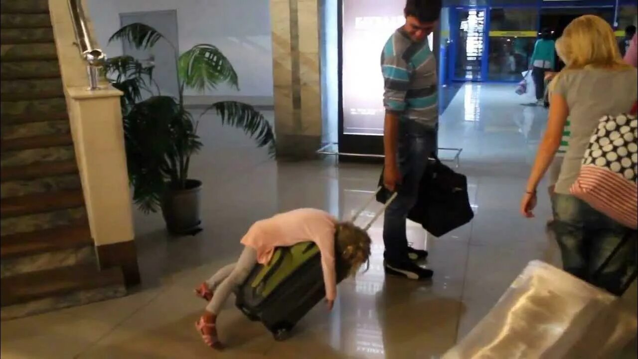 Прикольные фото в аэропорту Girl takes nap on suitcase after flight - YouTube