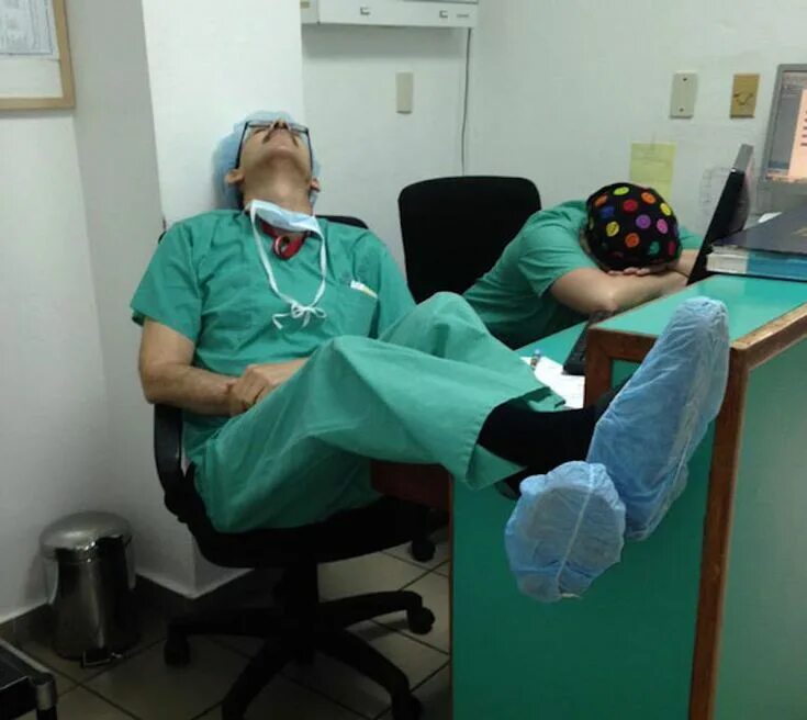 Прикольные фото в больнице Hardworking Doctors Post Pics Of Where They Sleep At Work In Defense Of Med Resi