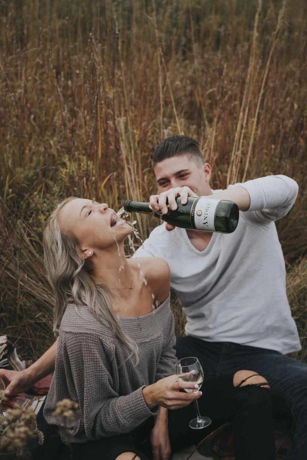 Прикольные идеи для фото парню This Couple's Spectacular Engagement Photo Fail Has Gone Viral Engagement photos