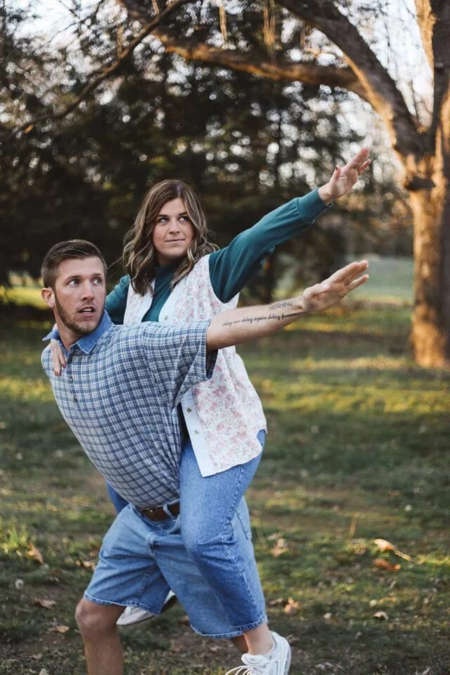 Прикольные идеи для фото с девушкой This Couple’s 'Awkward' Engagement Photos Are Everything Funny couple pictures, 