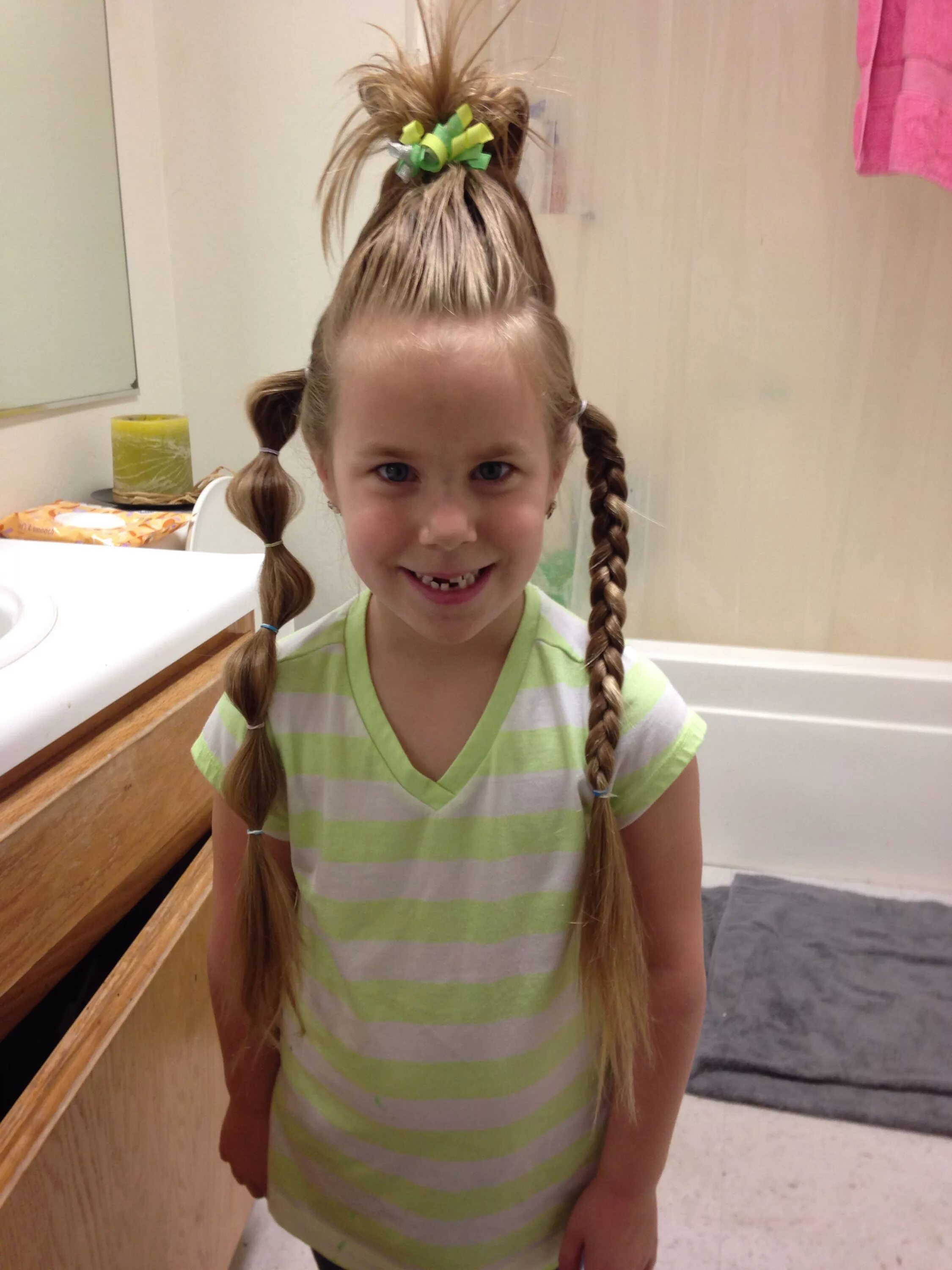 Прикольные прически для девочек Crazy hair day or wacky wednesday Crazy hair, Wacky hair, Whacky hair day