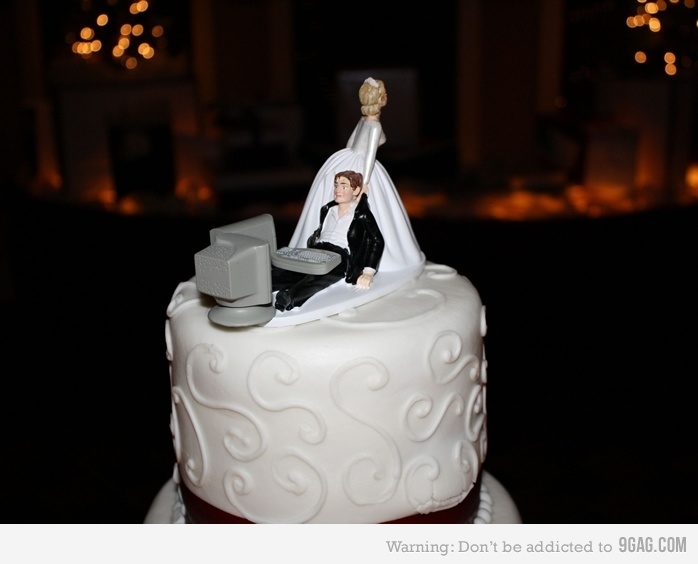 Прикольные торты на свадьбу фото I married a Computer Geek. This was our wedding cake topper. Funny cake toppers,