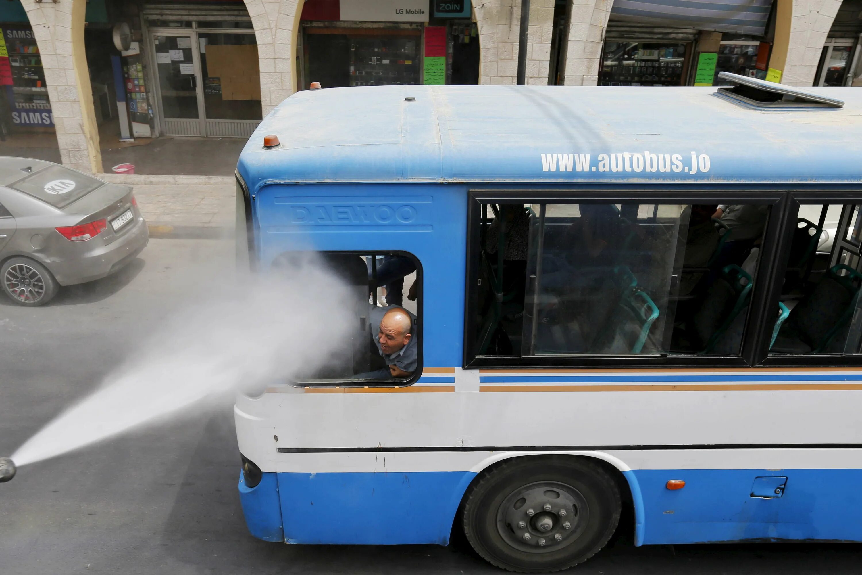 Прикольный автобус фото Luckily, people found some creative ways to stay cool. Here, a bus driver in Amm