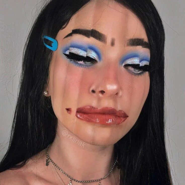 Прикольный макияж фото I’ve been having fun doing glitchy makeup looks lately : woahdude Creative makeu