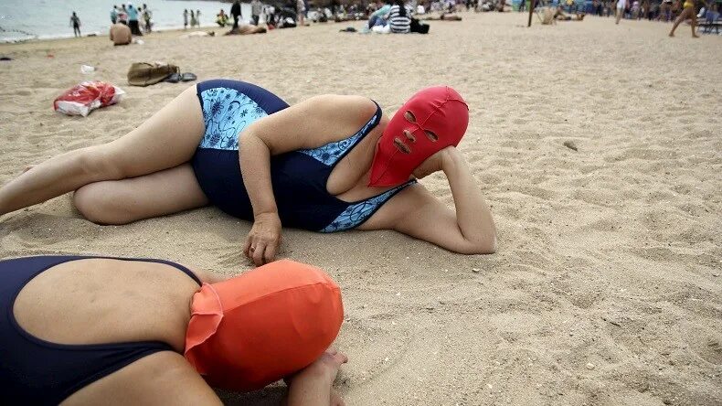 Приколы на пляже с девушками фото диком Il y a pire que le burkini" : des internautes dénoncent un double standard avec 