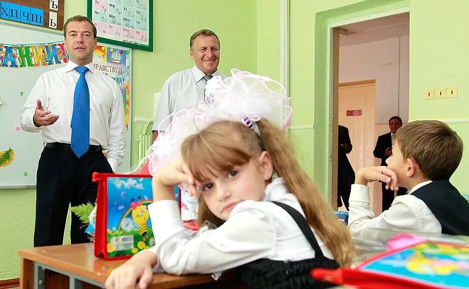 Приколы школу фото On Knowledge Day, Dmitry Medvedev visited a village school and opened Presidenti