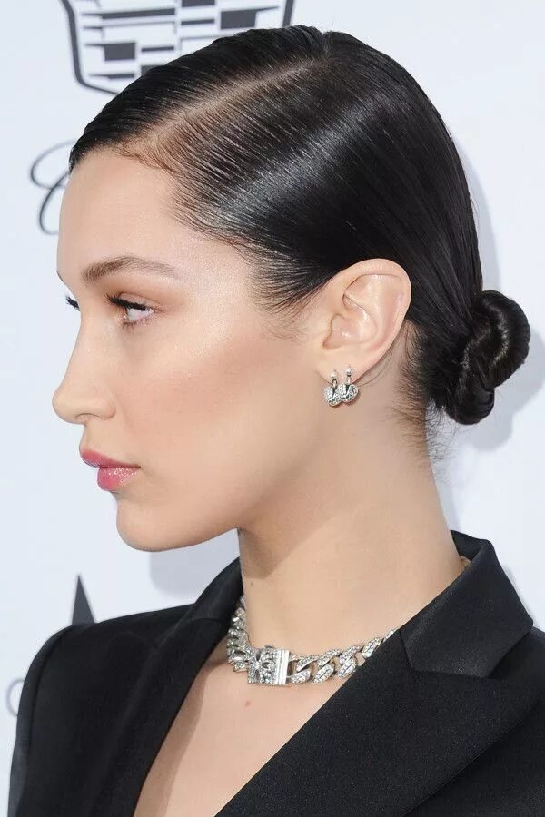 Прилизанная прическа Simple Celebrity Beauty Looks To Copy Now Bella hadid hair, Hairstyles for thin 