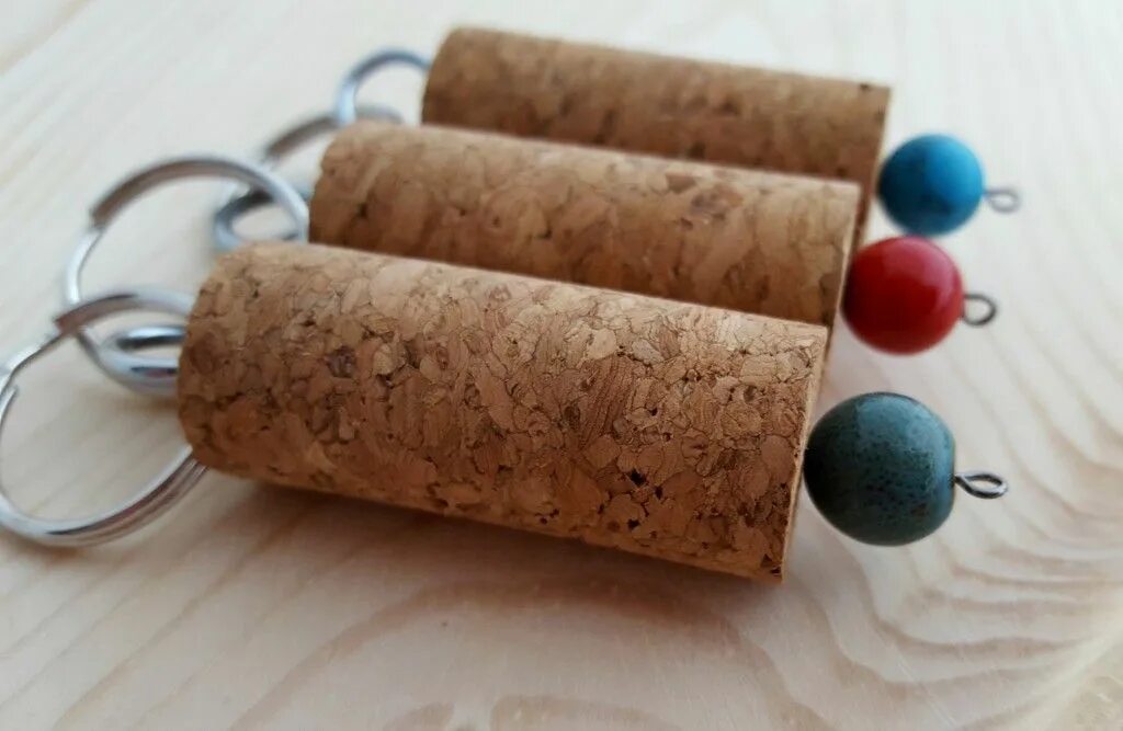 Приманка из пробки своими руками DIY Craft : Learn How to Make a Wine And Cork Keychain Wine cork crafts, Wine bo