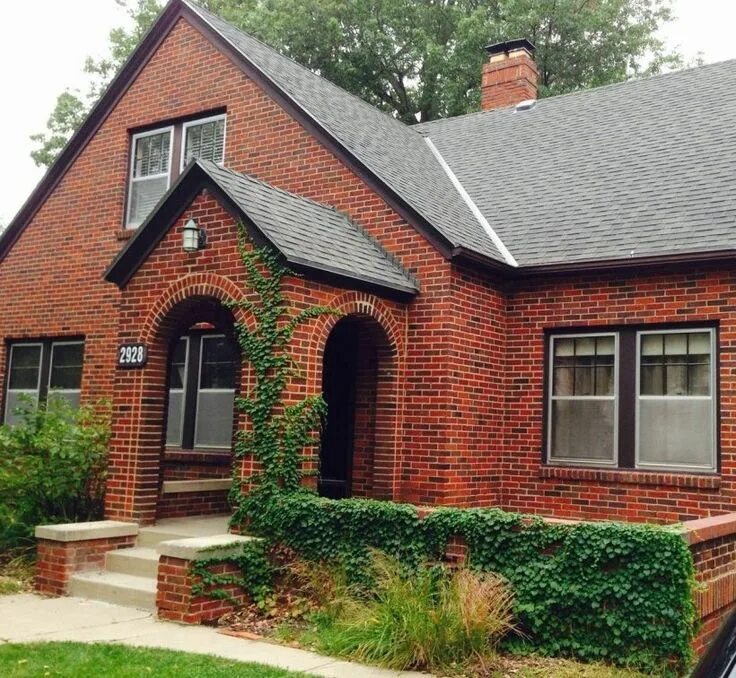 Пример дома под кирпич The Carson's red brick house Red brick house exterior, Brick exterior house, Red